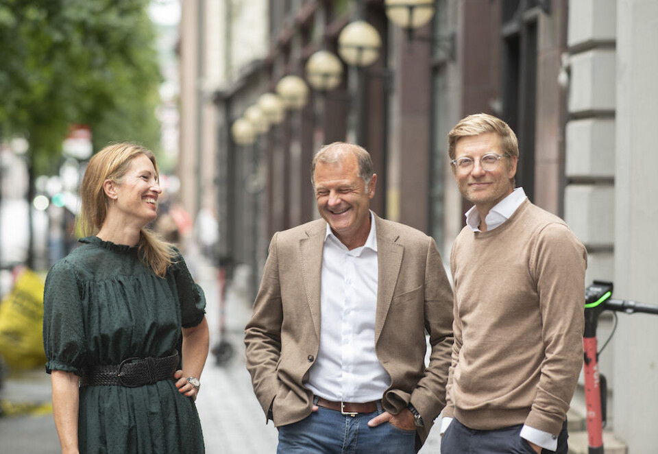 Melder overgang til byråbransjen: Tidligere kommunikasjonsdirektør i Schibsted, Atle Lessum, prøver seg for aller første gang i byrå når han nå starter opp i PR-byrået Sannum & Bergestuen. Her sammen med daglig leder Svein Tore Bergestuen og partner Eva Sannum. Foto: Martin Fjellanger.
