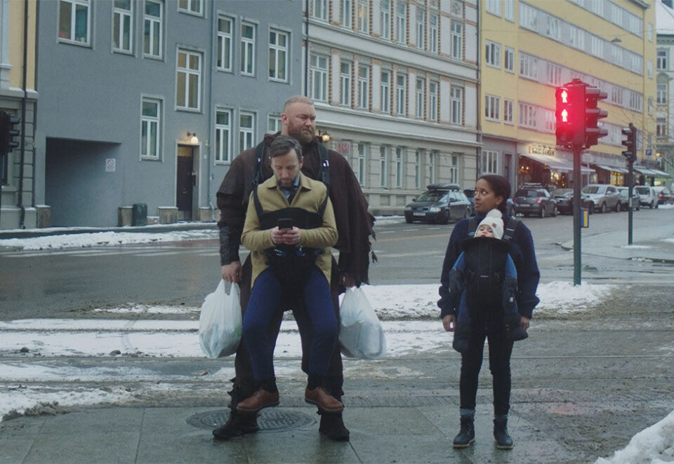 Kjempe med bærehjelp: The Mountain fra «Game of Thrones», mindre kjent som sitt fødenavn Hafþór Júlíus Björnsson, hjelper til med mer enn bare handleposene i ny film fra Kolonial.no.
