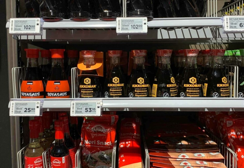 Likheter og forskjeller: Selv om det er visse likheter mellom Kikkoman og Eldorados nye soyasaus, er det også forskjeller, ikke minst på prisen. Foto: Privat