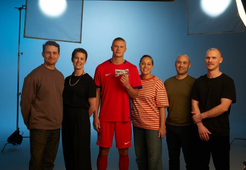 Hall of Fame: Sammen med Smeh og Erling Braut Haaland, håper iskremprodusenten Hennig-Olsen å kick-starte salget frem mot sommeren. Fra venstre: Aleksander Hetland (Smeh), Marianne Høy Erikstad (Hennig-Olsen), Erling Braut Haaland, Maja Marum (Hennig-Olsen), Anders Hennig-Olsen, Torstein Skogedal (Smeh).