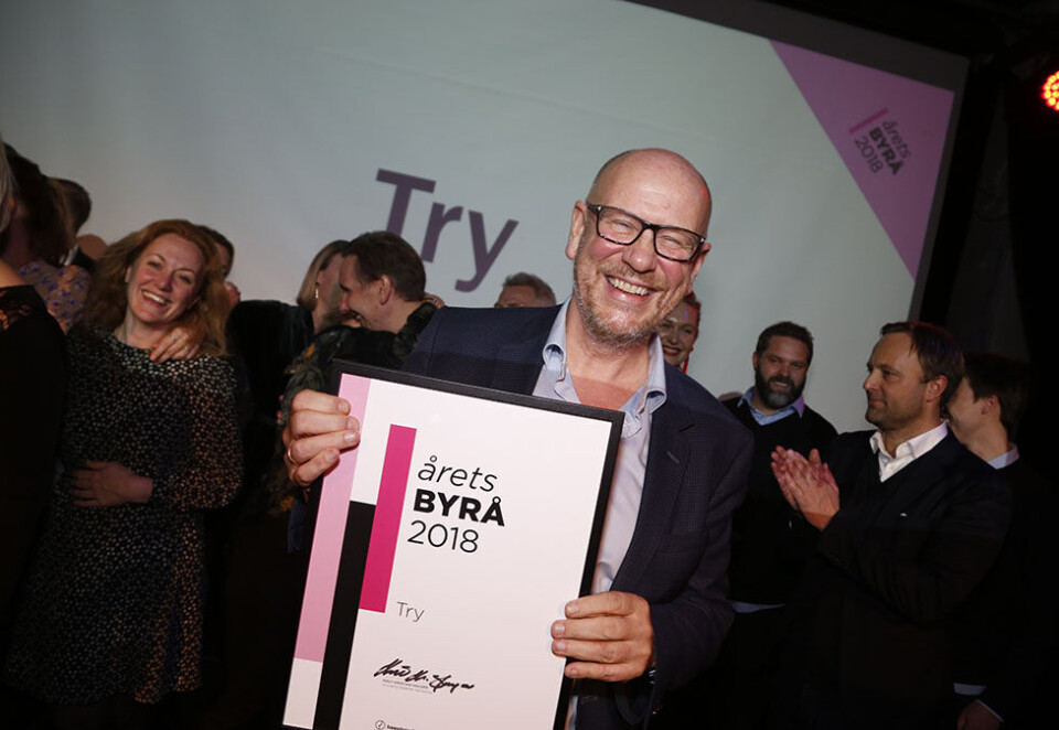 Glad vinner - nok en gang: Her har Kjetil Try akkurat innkassert to nye diplomer som Årets Reklamebyrå og Årets Byrå. Foto: Eivor Eriksen
