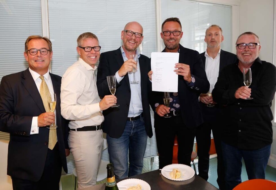 Alle samlet: Glade herrer har signert samarbeidsavtale. Fra venstre: styreleder Knut Brundtland i Try reklamebyrå, Håkan Karlsvärd fra Ingo, Kjetil Try fra Try Reklamebyrå, Rolf Bach Christensen fra grey Group Danmark, Mads Winther fra Grey Group og partner Morten Polmar i Try Reklamebyrå. Foto: Eivor Eriksen