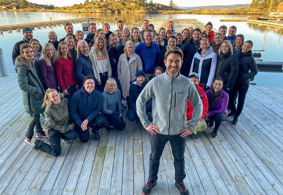 Samler troppene: Daglig leder Jonas Ibsen Brynildsrud (foran) med samtlige ansatte i det nye selskapet Schibsted Partnerstudio på et strategiseminar i Son. Foto: Schibsted
