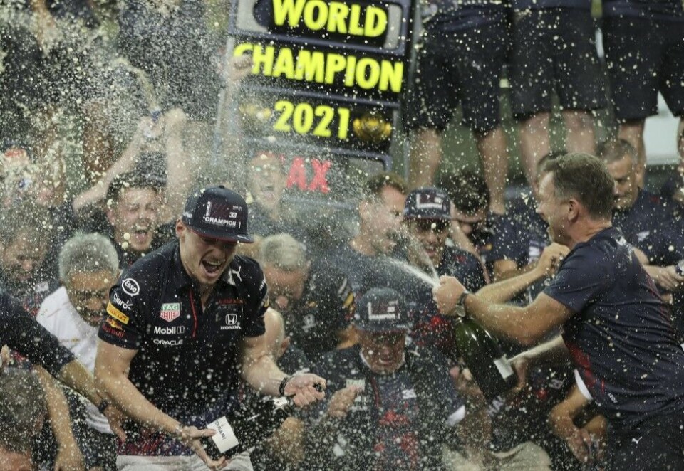 Champagne: Champagne-spruten sto i taket hos laget Red Bull etter at sjåfører Max Verstappen sikret VM-tittelen i siste runde under det siste løpet av årets sesong. Foto: (AP Photo/Kamran Jebreili)