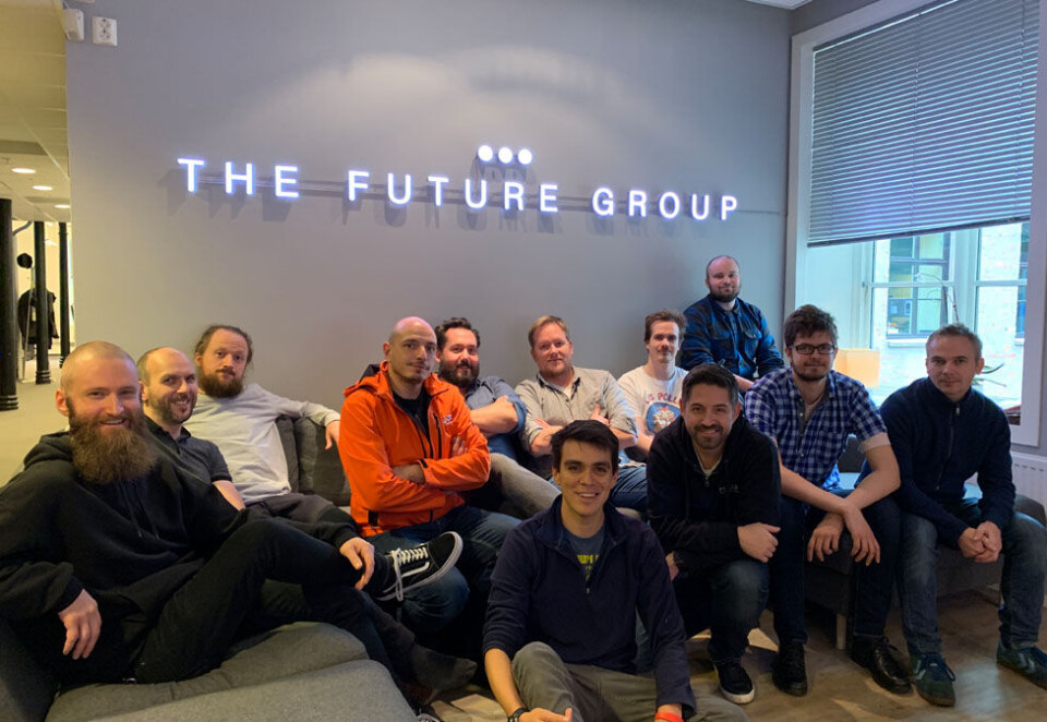 Drar inn millioner på e-sport: Chief Creative Officer i The Future Group, Øystein Larsen (nummer tre fra høyre foran), og hans team med «tech-artister», som var ansvarlige for AR-produksjonen under åpningsshowet av verdensmesterskapet i dataspillet «League of Legends. Foto: The Future Group