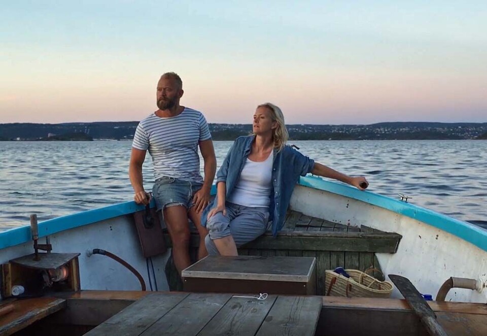 Stille på fjorden: Første kvinne ut i Kampanjes nye spalte «Frisonen» er magasinredaktør Marte Garmann som rømmer fra en hektisk jobbhverdag med båt på fjorden sammen med mannen Sindre Østgaard. - Båten er et fint sted å tenke ut nye ideer og løsninger, også på jobbting, sier hun. Foto: Eivor Eriksen.