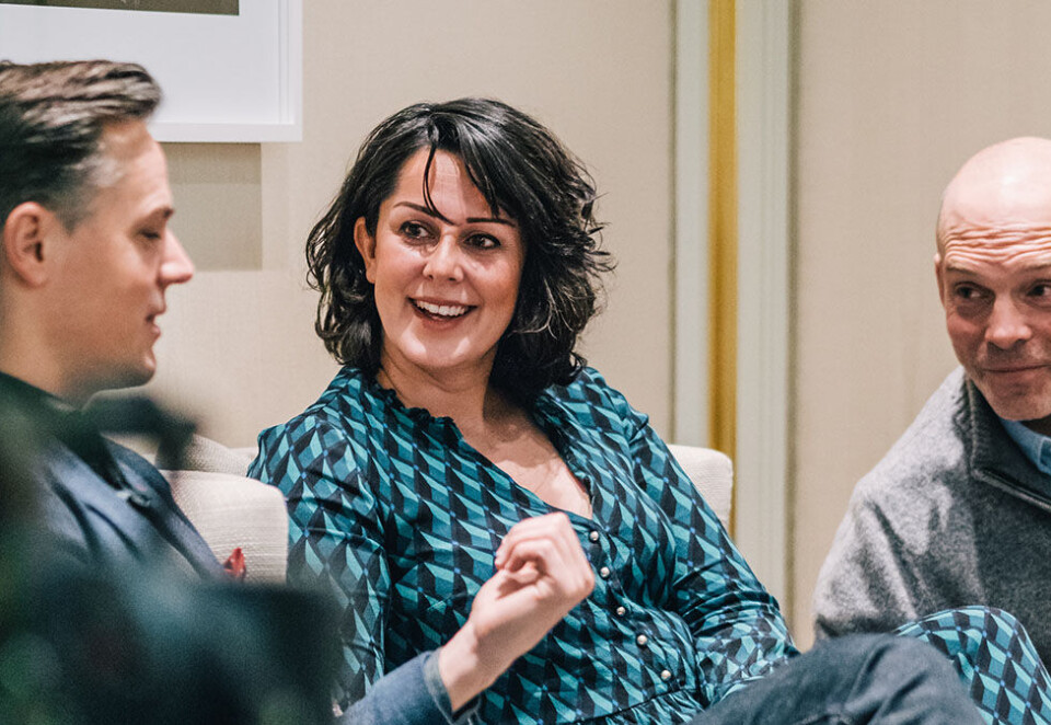 Møttes til debatt: DNB-direktør Even Westerveld (til venstre), Aram Zarkoob Vaughan i Anti og førsteamanuensis Adrian Peretz i OsloMet startet dagen med en sofaprat med Kampanje. Foto: Christoffer Krook