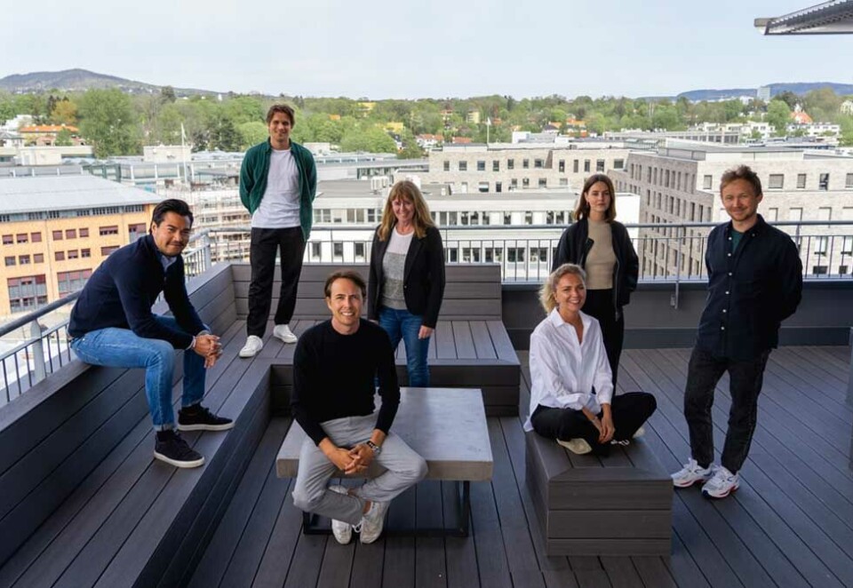 Holder avstand: We Are Live-gjengen holder god avstand og gir ingen seiersklemmer i koronatider. Men gleden er likevel stor over å få hele ansvaret for lavpriskjeden Extra.
