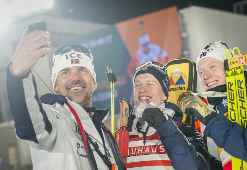Medaljer: Brødrene Tarjei og Johannes Bø har sanket inn medaljer i løpet av mesterskapet. Her med Trener Siegfried Mazet. Foto: NTB.