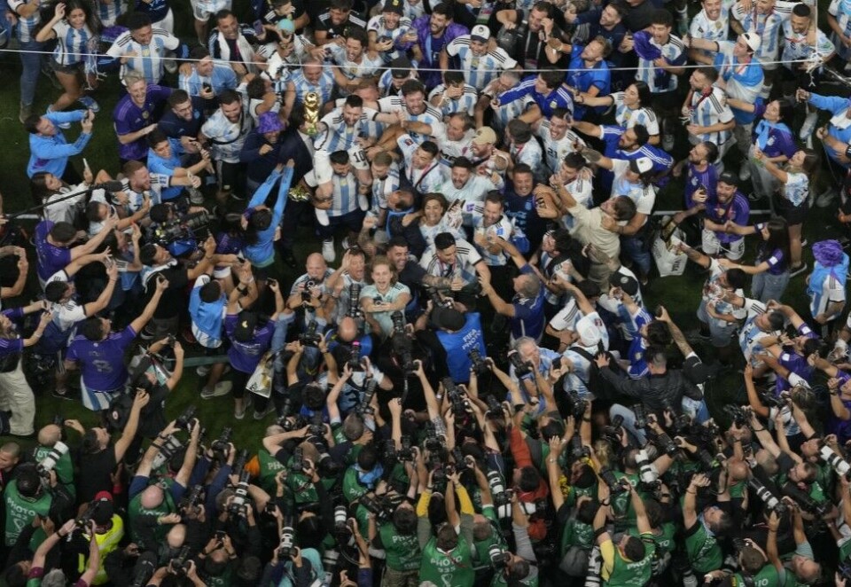 Pressekorps: Lionel Messi var en populær mann blant mediene og journalistene etter seieren i Qatar-VM. Førstelektor i Midtøstenstudier ved UiO, Dag Henrik Tuastad, stusser over den norske mediedekningen av mesterskapet. - Jeg synes det er pussig at vi kun snakker om sportsvasking, sier han. Foto: NTB.