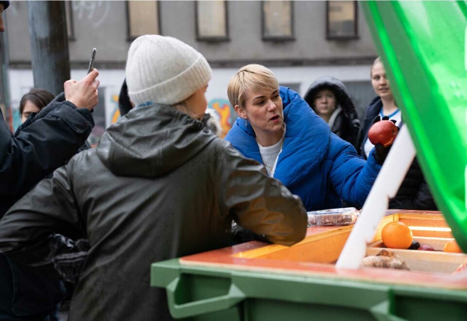 Lokket tll seg «kunder»: Den nye «butikkjeden» Dumpster Deli åpnet tirsdag sin første «butikk» i en søppelkasse utenfor Kiwi på Fredensborg i Oslo. Dit kom både flere TV-kanaler, profilerte miljøpolitikere og komiker Sigrid Bonde Tusvik for å vise støtte.