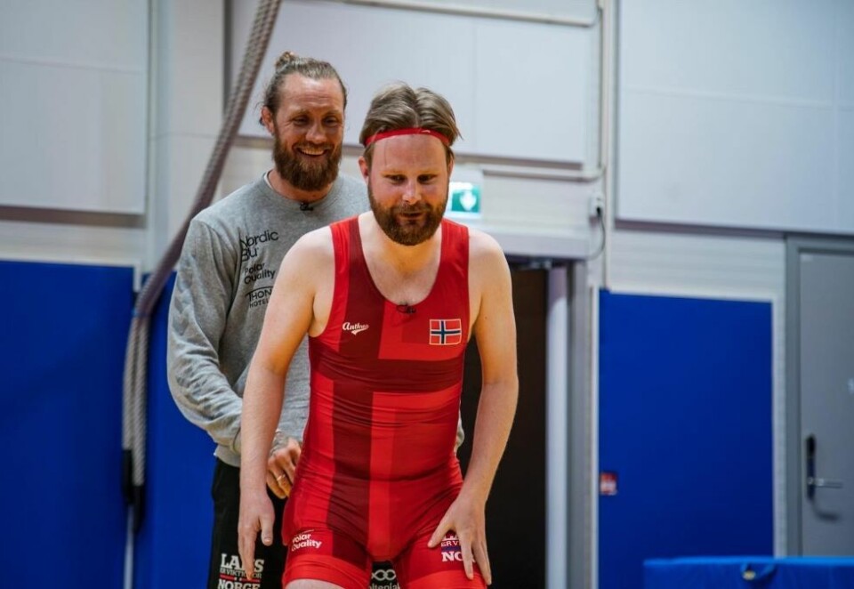 Hodet i klemme: Sportskommentator i TV 2 Markus Skjelbæk drar frem et bilde av en brytekamp med brytetrener i Hodet i klemme, Fritz Aanes som noe av det mindre lure han har gjort i år. - Jeg hadde vondt i over en uke etterpå, sier Marius Skjelbæk. Foto: Privat.