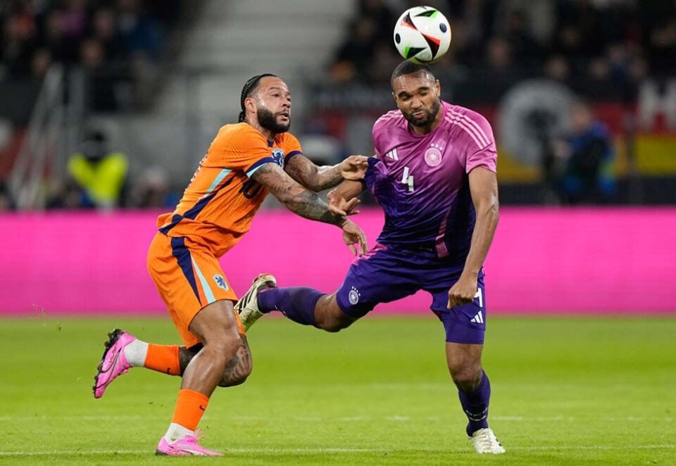 Får kritikk: Den tyske landslagsspilleren Jonathan Tah med draktnummer fire i landskampen mot Nederland der tyskerne vant. Men utformingen av tallet fire på den nye Adidas-drakten til det tyske fotballandslaget vekker sterke assosiasjoner fra nazimen. Foto: Scanpic.