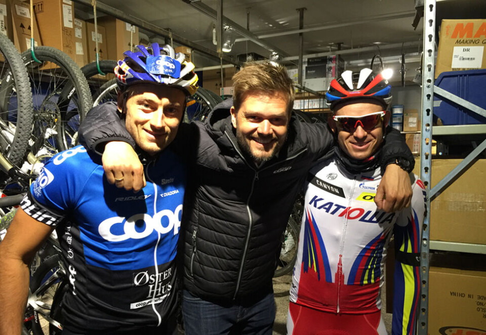 Storsponsor i fem år: 22. mai 2013 skrev Petter Northug kontrakt med sponsoren Coop og startet sitt eget private lag. Her er han sammen med sponsorsjef Vegard Hansen i Coop, og sykkelproffen Alexander Kristoff. Foto: Coop.