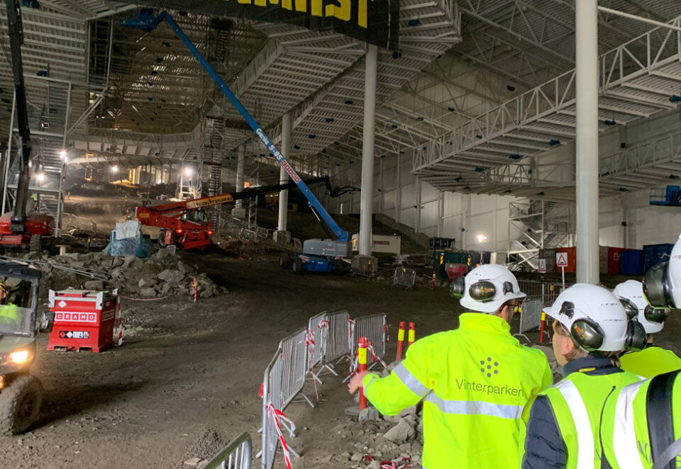 Først ut med skjermer på innendørs skihall: Giraff Media har fått kontroll over skjermene ved Norges første innendørshall for skisport, Snø. Her fra befaring under byggingen av skihallen, som åpner januar 2020. Foto: Snø.