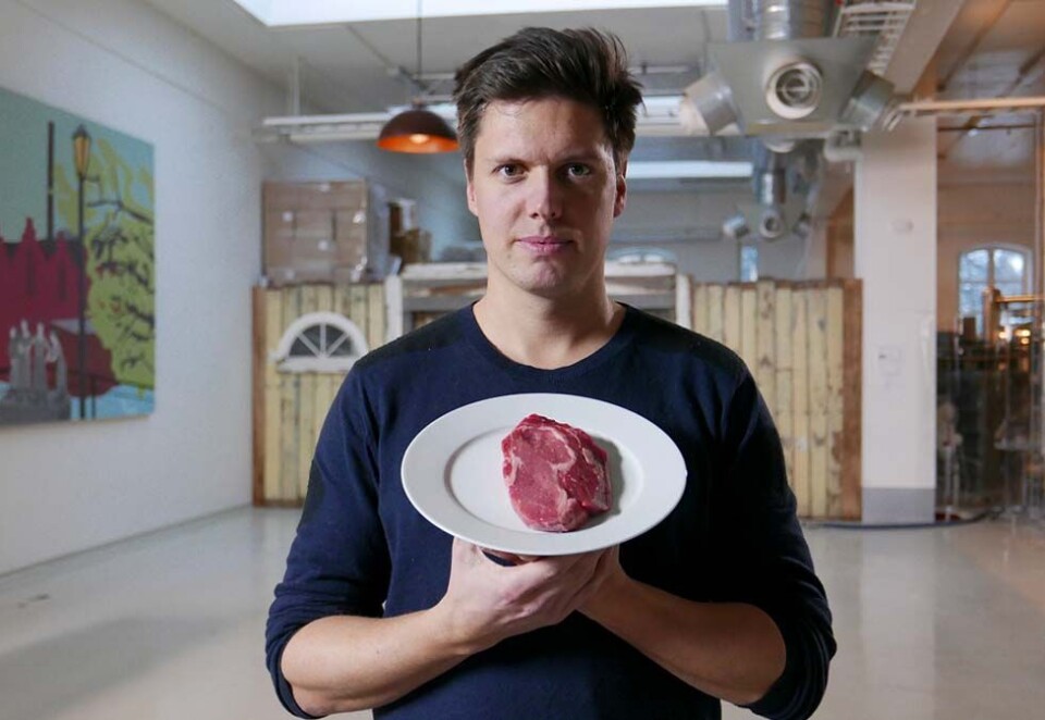 Skapte debatt: Debatten har rast etter Folkeopplysningens prosjekt på Lillestrøm VGS. Nå er programmet klaget inn til Kringkastingsrådet allerede før det har gått på lufta. Her programleder Andreas Wahl. Foto: NRK.