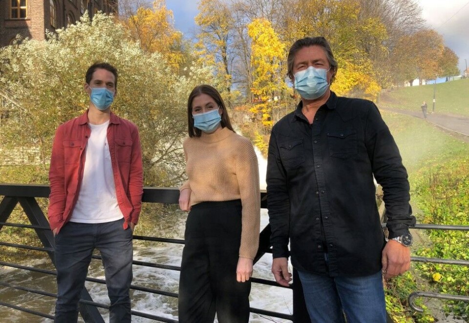 Sminker Leiv Vidar: Byrået Frank har gitt kjøttvareprodusenten Leiv Vidar et nytt utseende. Her kreatørene André Gidoin og Sara Flikkeid med daglig leder i Frank, Oscar Michaelsen.