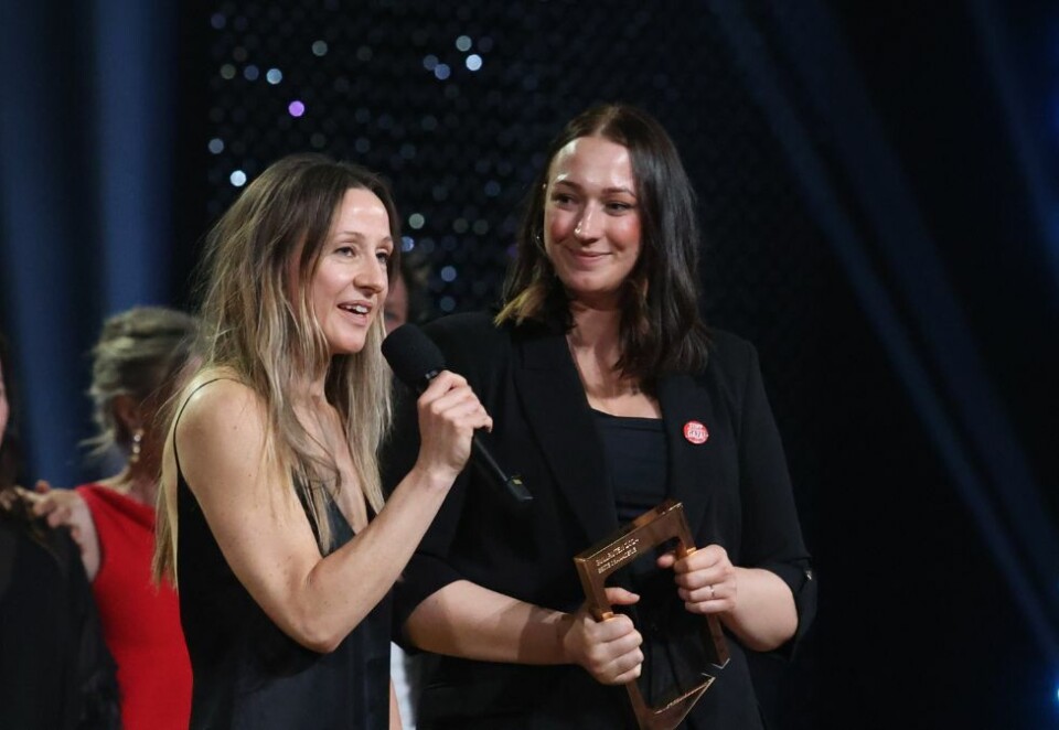 Vant: Camilla Brusdal og Vilje Kathrine Hagen takket politikerne fra scenen under Gullruten. Foto: Eivor Eriksen