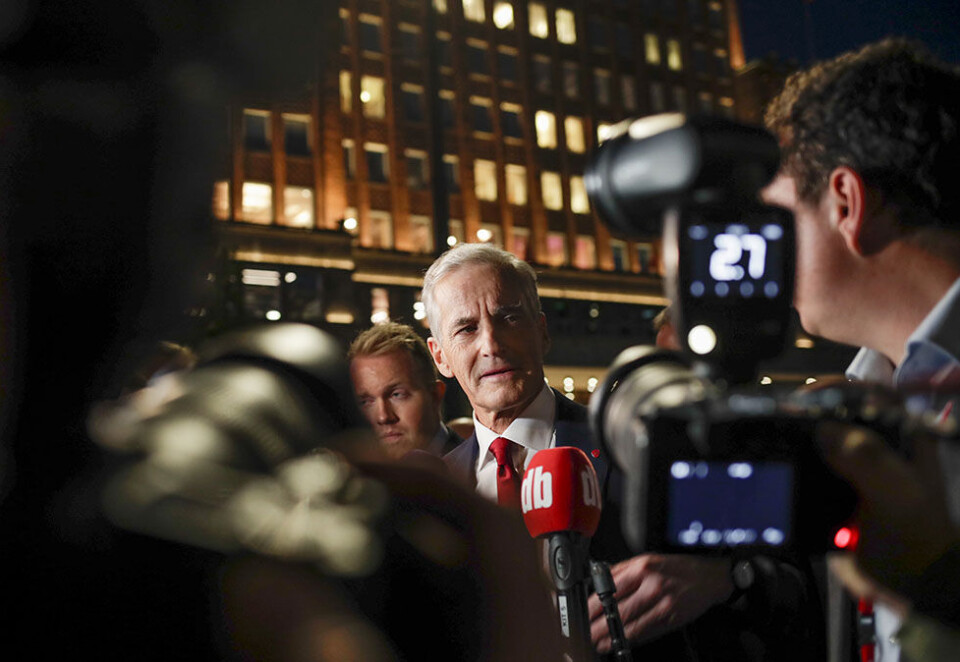 Imponerer ikke: Ap-leder Jonas Gahr Støre møter pressen på vei til Arbeiderpartiets valgvake i Folkets Hus i Oslo mandag kveld. Foto: Javad Parsa/NTB