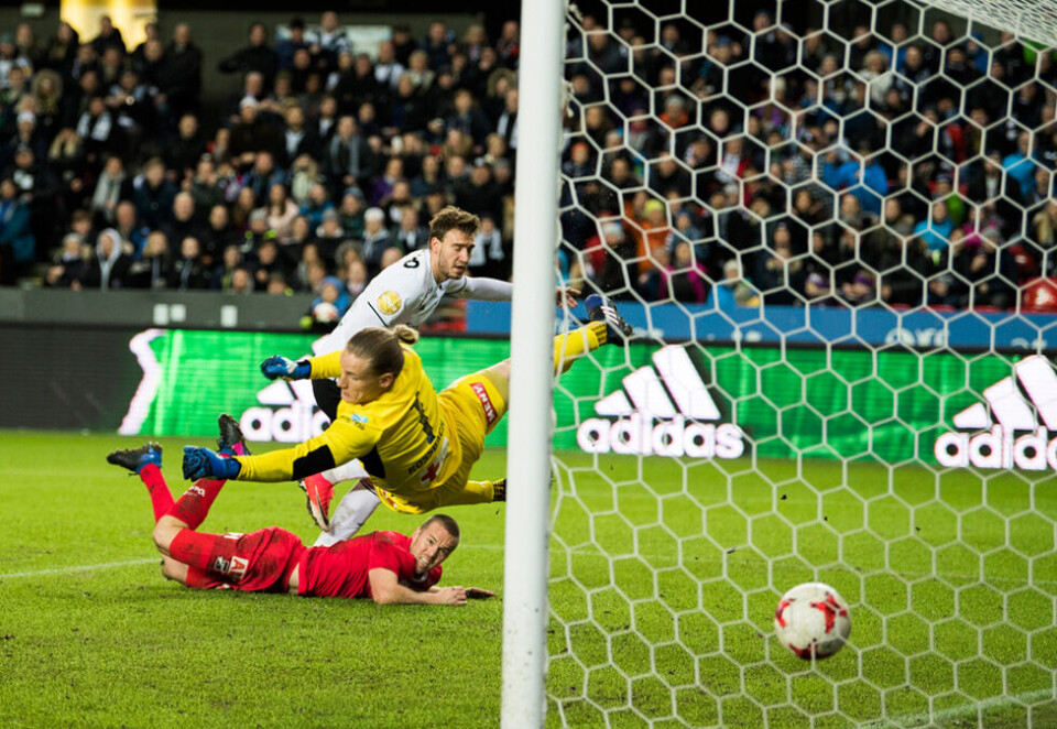 Fotball til folket: Rettighetshaver til norsk fotball, Discovery, samarbeider med VG om redaksjonell dekning av den norske toppfotballen. Sist helg ble det full stopp i leveringene fordi partene ønsker nye retningslinjer. Her Rosenborg og Odd under serieåpningen for noen uker siden. Foto: Scanpix.