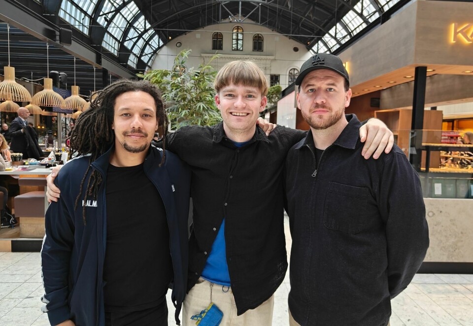 Hjemme: Ole Henry Snildalsli (i midten) har denne uka Østbanehallen som hjem i Oslo. Her har han hjemmebesøk av kreatørene John Njoki og Kim Follesøy i Dinamo. Foto: Øyvind Hofsrud