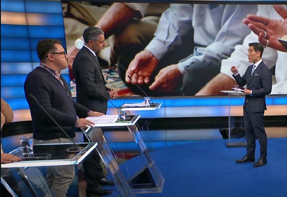 Raja i studio: Med politiker og forfatter Abid Raja i studio inviterte programleder Fredrik Solvang til en debatt om integrering. Nå skal sendingen diskuteres i Kringkastingsrådet. Foto: NRK.