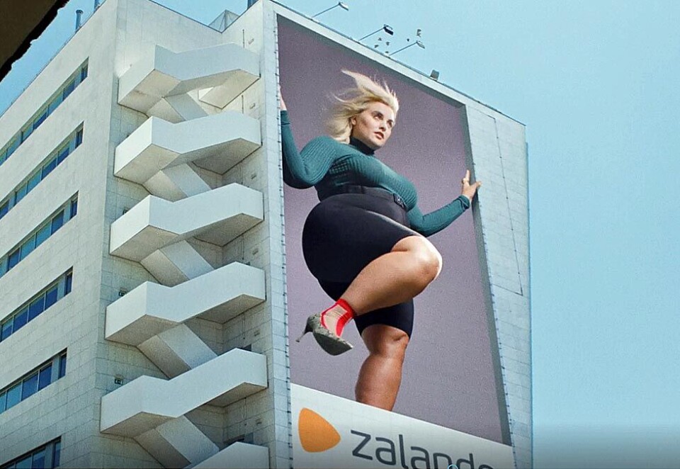 Vil bli fri: Den formfulle modellen Felicity Hayward trer ut av en utendørsreklame i den nye Zalando-filmen. - Når du er fri til å kle deg slik du vil og være den du vil, kan ingenting holde deg tilbake, sier kommersiell sjef David Hejgaard i Zalando i Norden.