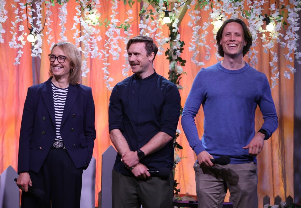 Klare for EM: Ingerid Stenvold og Emil Gukild (til høyre) skal lede EM-sendingene til NRK. Carl Erik Torp (i midten) skal ned til Tyskland hvor han skal kommentere kamper som fotballekspert. Foto: Eivor Eriksen.