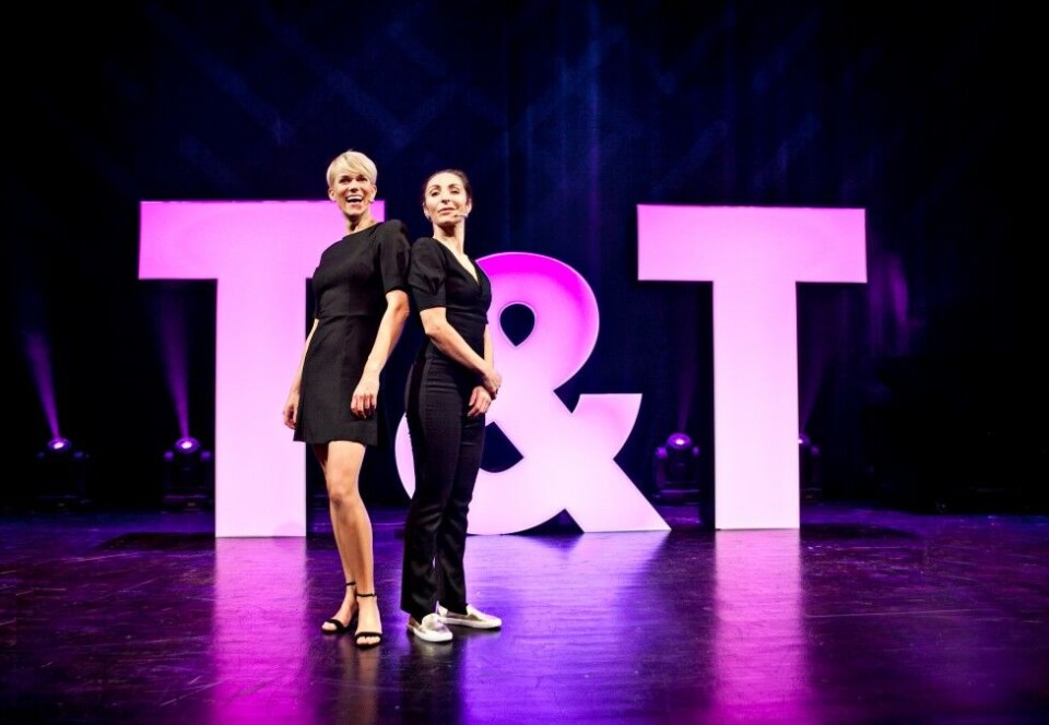 Tjener mest på sceneshow: Selv om Sigrid Bonde Tusvik og Lisa Tønne har holdt på med podkast i mange og sannsynligvis tjener godt med penger på den geskjeften, kommer den største omsetningen andre steder fra. - Vi tjener mest på showene og firmaopptredener vi har, sier de to.