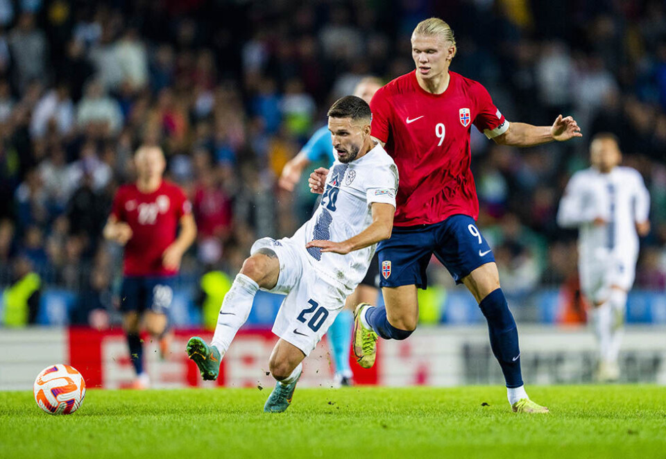 Duell: Slovenias Petar Stojanovic og Norges Erling Braut Haaland i duell på Stozice Stadium. Foto: Fredrik Varfjell/NTB