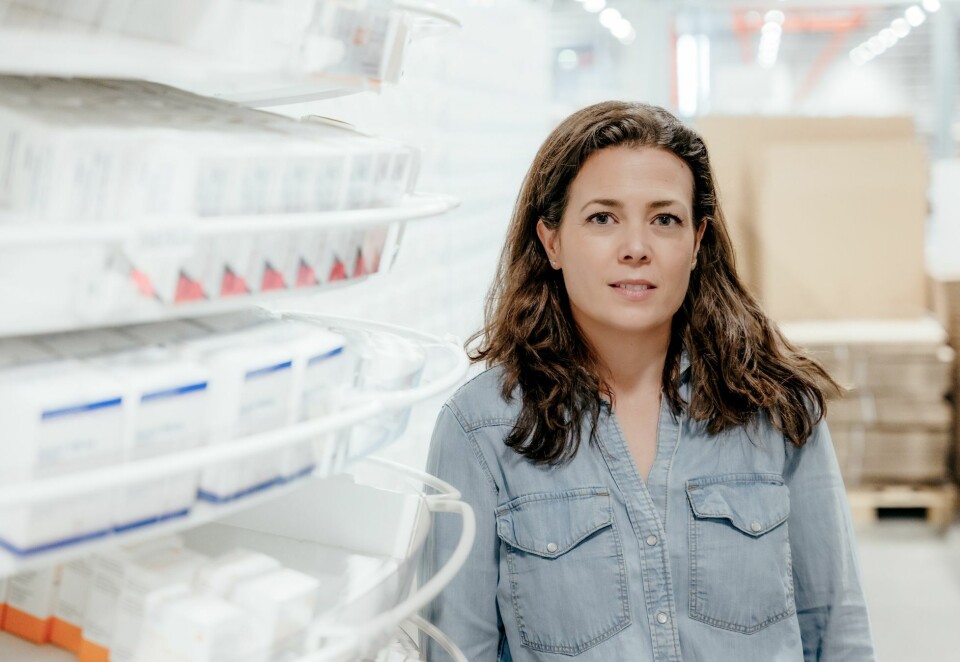 Fast lavpris: Hanne Kjærnes og Farmasiet får ikke lov til å markedsføre prisen på reseptfrie legemidler, og bruker derfor uttrykket «fast lavpris» i all reklame. Nå ønsker de en endring i apotekforskriften for å bevisstgjøre kundene om store prisforskjeller. Foto: Farmasiet