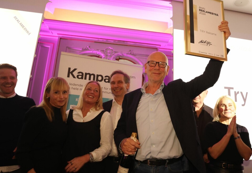 Best, men ikke dyrest: Kjetil Try holder opp beviset på at Try Reklame atter en gang er kåret til årets reklamebyrå. - La oss ta oss bedre betalt, sa han fra scenen. Foto: Eivor Eriksen