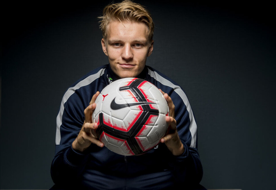 Brukbar med konsoll: - Jeg håper jeg er best på banen, men jeg bør være brukbar med konsoll også. Jeg har spilt mye på samlinger opp gjennom årene. Det er veldig kult at vi nå får et eget landslag for e-sport, sier Martin Ødegaard. Foto: Heiko Junge/NTB.