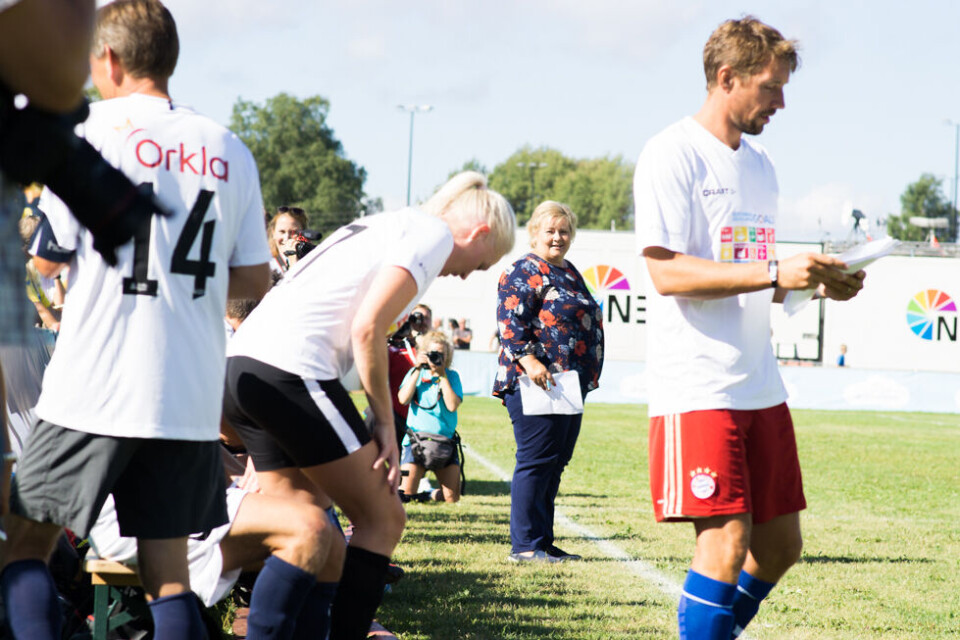 Erna på sidelinjen: Erna Solberg stilte som lagleder under dagens «bærekraftskamp» på Norway Cup. Pressen var opptatt av en helt annen sak. Foto: Tobias Fredø.