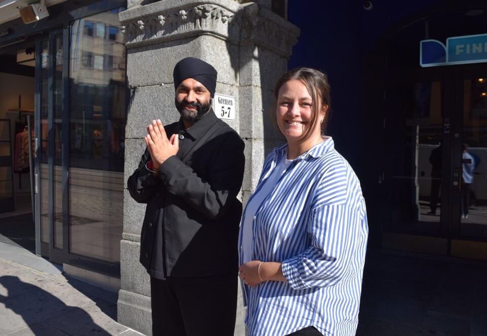 Teller annonser: Ikke alle annonser på Finn Jobb er innafor norsk lov. Nå har UX-designer Camilla Røhme tatt på seg jobben med å telle ikke-inkluderende annonser. Schibsted sjef for mangfold, Sumeet Patpatia, er glad for initiativet. Foto: Knut Kristian Hauger