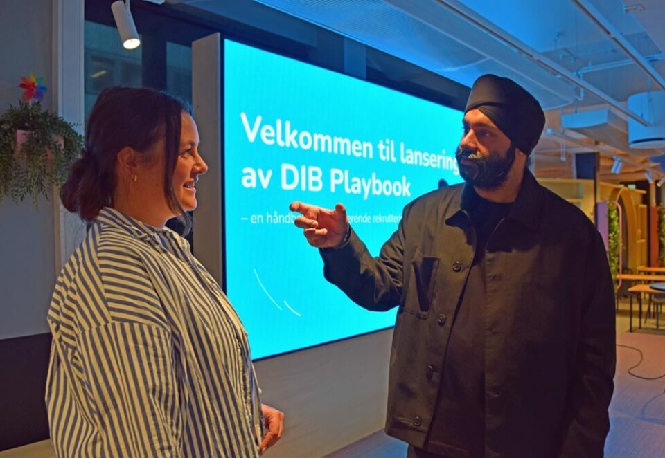 Lanserer håndbok: Sumeet Singh Patpatia har lenge jobbet med å styrke mangfoldet i Schibsted-konsernet. Nå har han sammen UX-designer Camilla Røhn lansert en håndbok til bruk i rekrutteringssammenheng. Foto: Knut Kristian Hauger.
