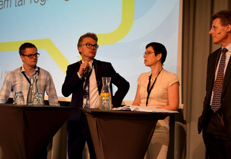 Tror på høyere pris: Christian S. Andersen i Hallingdølen, Lars Helle i Stavanger Aftenblad, Mari Velsand i Amedia og Dag Sørsdal i Aller møttes for å diskutere regningen for norsk journalistikk i Bergen. Foto: Dag Robert Jerijervi.