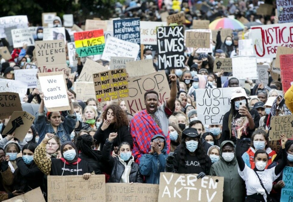 Demonstrasjon mot rasisme: Demonstrasjonen «We can't breathe - rettferdighet for George Floyd» samlet flere tusen mennesker utenfor Stortinget fredag, og flere norske merkevarer som Kiwi, Meny og Stormberg har vist sin støtte til kampen mot rasisme den siste tiden. Foto: Vidar Ruud / NTB Scanpix