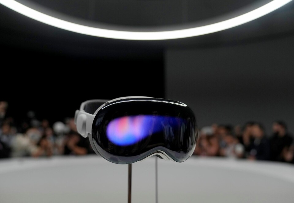 Skjerm foran og bak glasset: Apple lover at Vision Pro vil tilby 4K-oppløsning på hvert øye. Brillene har også en skjerm foran på glasset som kan gi folk rundt deg en illusjon av øyekontakt. Foto: NTB