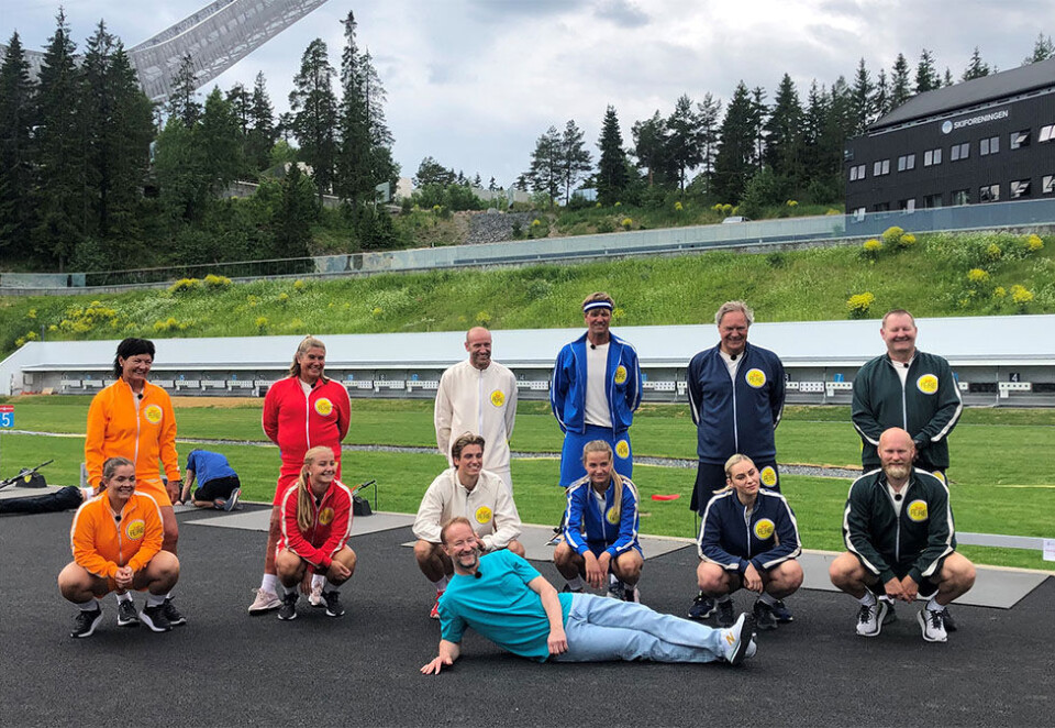 Setter familieæren på spill: Deltakerne i «Familiens ære» på første innspillingsdag i Holmenkollen. Fra venstre: Kathinka og Trine Haltvik, Julie og Trine Hattestad, Lars og Odd-Bjørn Hjelmeset, Birgitte og Bjørn Maaseide, Mia og Bent Svele, Patrick og Petter Thoresen. Foran programleder Kjetil André Aamodt.