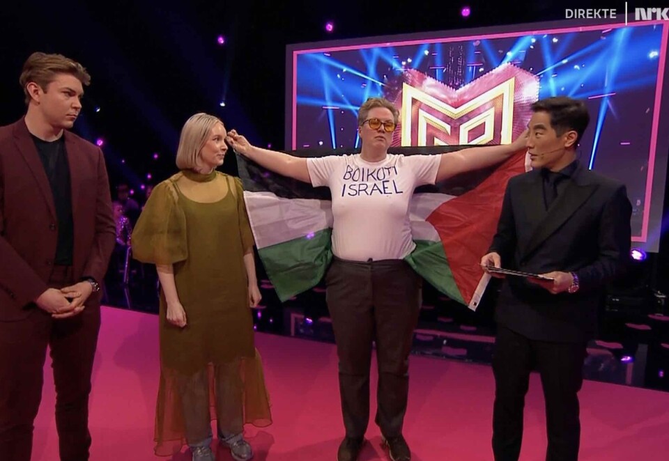 Stormet scenen: En demonstrant avbrøt sendingen da Fredrik Solvang skulle intervjue Oskar Westerlin og Christine Dancke. Skjermbilde: NRK