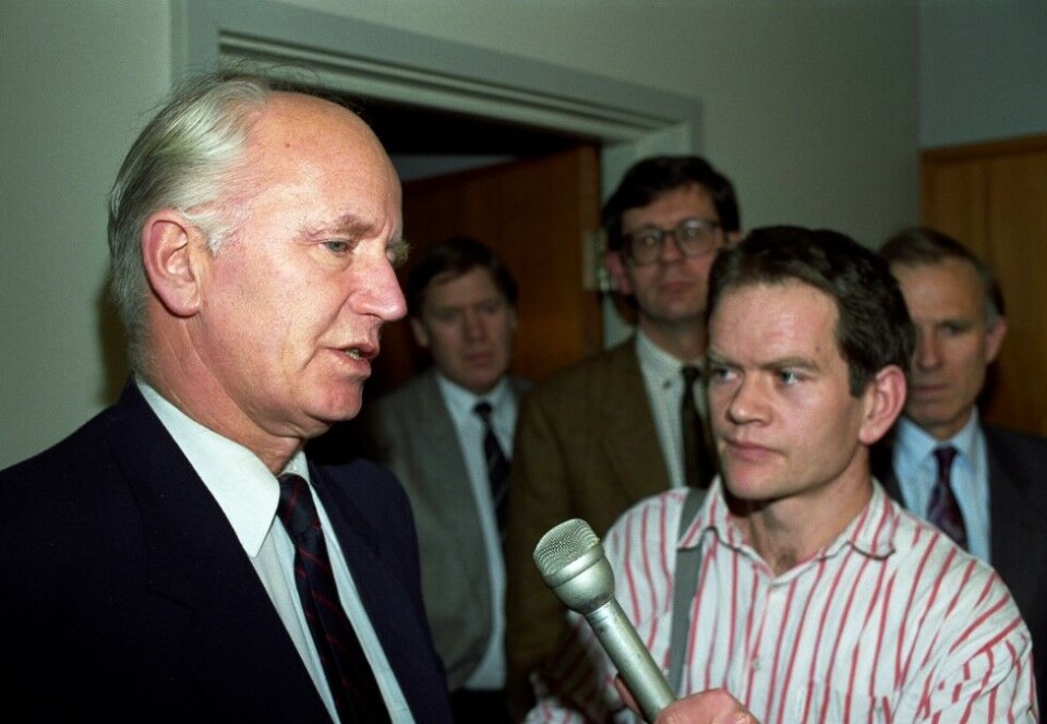 På jobb for 31 år siden: Magnus Takvam på jobb som NRK-reporter i 1991. Her intervjuet han daværende utenriksminister Thorvald Stoltenberg fra Arbeiderpartiet. Foto: NTB