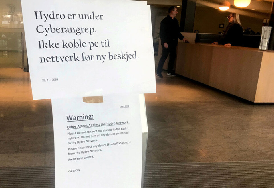 Utsatt for dataangrep: Denne advarselen møtte de ansatte ved Norsk Hydros hovedkontor i Oslo 19. mars i år. Foto: Reuters/Gwladys Fouche