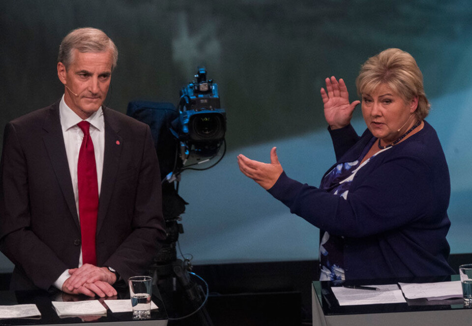 Tøff duell: Kampanjes valgkampjury triller terning etter partilederdebatten og mener Jonas Gahr Støre var bedre enn statsminister Erna Solberg i kveld. Den litt virkelighetsfjerne akademikeren er borte, sier juryen. Foto: Scanpix.