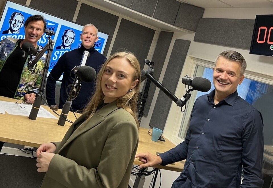 Full klaff med podkast-intervju: Pernille Wold Kaspersen i podkaststudio under innspillingen av Stormkast sammen med Rune Garborg (foran til høyre), Petter Stordalen (bak til venstre) og Per Valebrokk (bak til høyre). Foto: Vipps