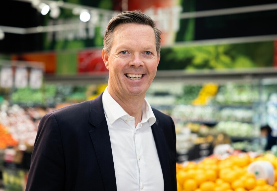 Vinner kåring: Coops økologiske merkevare går til topps i merkevareundersøkelse innen bærekraft. Det får administrerende direktør i Coop Norge, Philipp Engedal, til å smile. Foto: Espen Solli