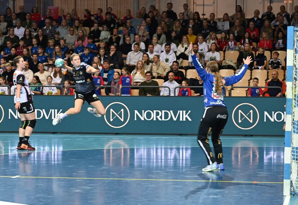 Kjemper for likestilling: Daglig leder Frikk Juell og kaptein Freja Emilie Vinther Christensen i Aker Topphåndball svarer Marianne Aasland i sponsorprogrammet Like Muligheter i denne kommentaren. Foto: Aker Topphåndball