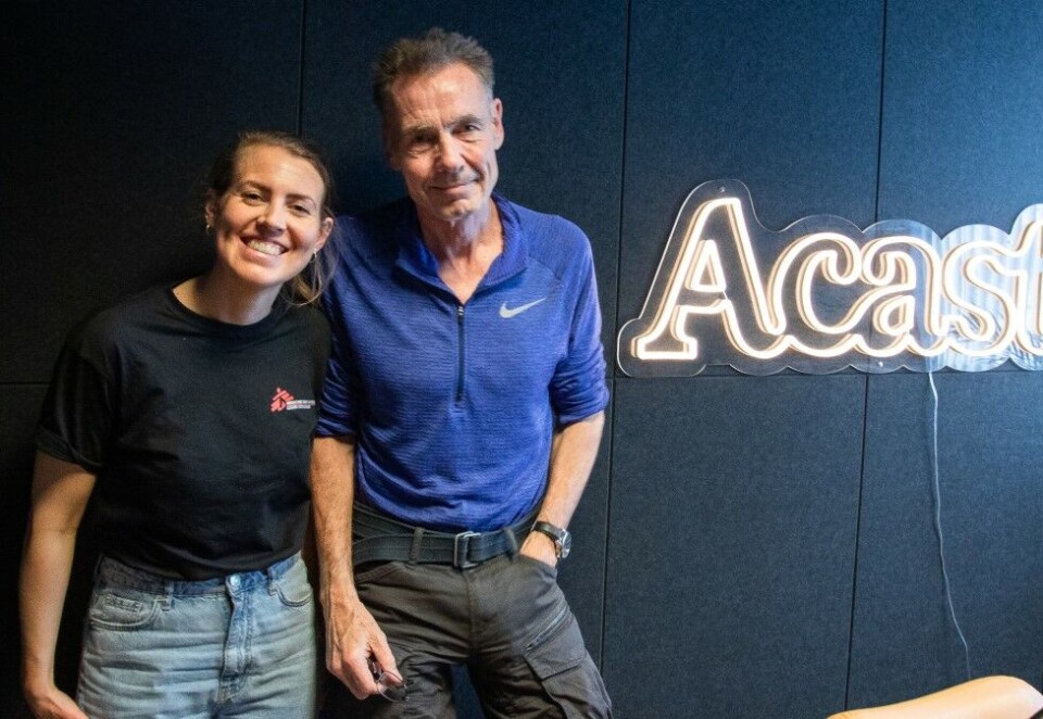 Podkast: Kommunikasjonsrådgiver i Leger uten Grenser Benedicte Sørum sammen med feltarbeider og lege Morten Rostrup under innspillingen av første episode. Foto: Leger uten grenser.