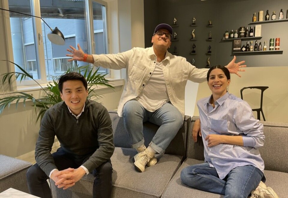 Ny mann inn: Marius Myhrvold (t.v) og Mari Zare (t.h) er fornøyde med å ha fått inn Frank Jerry Bjerkeset (i midten) som designer i markedsavdelingen. Foto: Gambit H+K