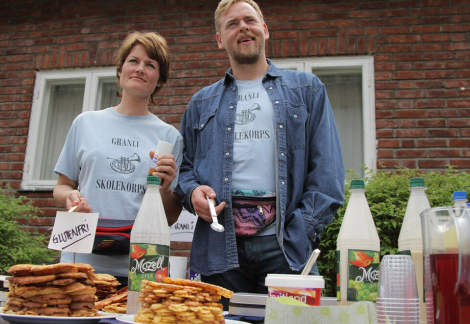 Vaffelsteking og strømmefest: Pernille Sørensen og Tore Sagen byr på vafler i komiserien «Side om side» og det passer godt når en ser de nye strømmetallene til Kantar Media. Ferske tall viser at de norske tjenestene bare fortsetter å vokse. Foto: NRK.